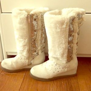 Girls Fluffy White boots